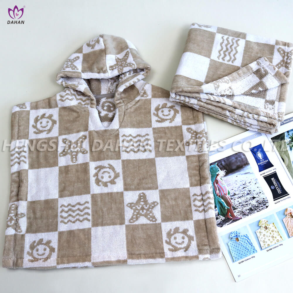 LL125 Printed hooded towel and bath towel.