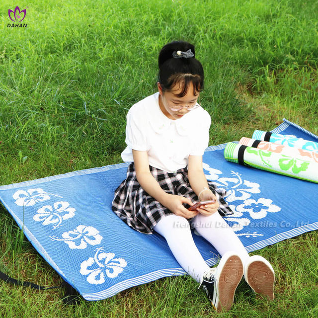Outdoor waterproof mat, plastic woven picnic mat made in China. PC50