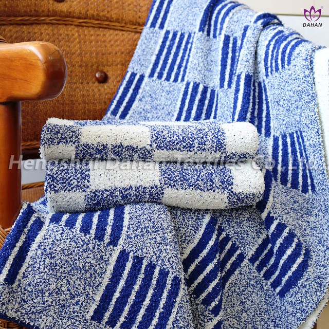 BK337 Double side knitted blanket .